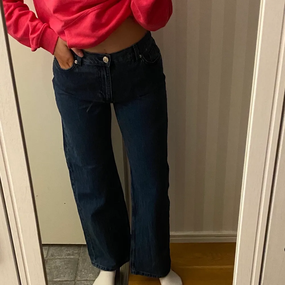 Ett par supersköna och snygga jeans från Monki. Använda fåtal gånger. Strl 29.   💙. Jeans & Byxor.