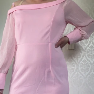 Knälång Klänning Medium - Denna klänning är superfin och aldrig använd! Den är för stor och hänger vid axlarna för mig därför säljer jag den! 