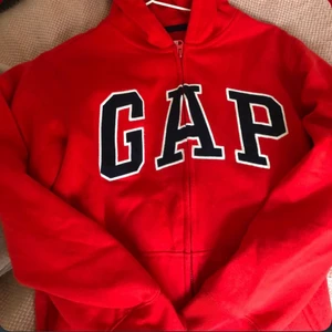 GAP - Säljer min röda gap zip up hoodie eftersom den ej kommer till användning, köpt för 600, säljer för 150