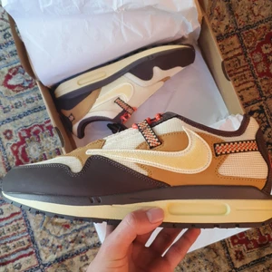 Nike Air Max 1 "Travis Scott" Baroque Brown - WTS Nike Air Max 1 "Travis Scott" Baroque Brown Storlek: US 10,5 | W US 12 |  EU 44,5 | 👟  Skick 10/10 DS  BIN: 4500