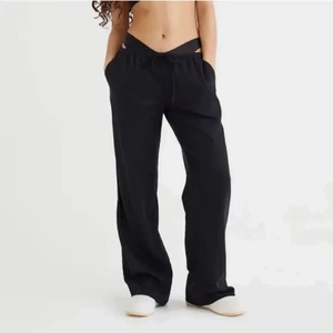 Lågmidjade linnebyxor från hm - De svarta lågmidjade vida byxorna från hm , vet ej pris så kom med bud 