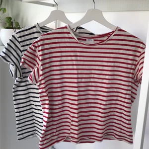 Randig tröja - Säljer två jättefina tröjor då dom inte riktigt är min stil längre. Båda är i bra skick och passar mig som brukar ha xs/s i tröjor. Dn från Kappahl är mörkblå. Köp en för 80 och båda för 140