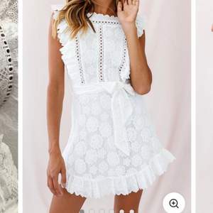 Säljer en superfin vit klänning i spets från Dennis Maglic!! Oanvänd med prislappar kvar!! Slutsåld på hemsidan! Nypris:799kr