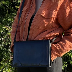 Snygg faux kuvertväska - Väskan har okänt märke och kostar 100kr.                Köparen betalar frakt, kan mötas upp Linköping 