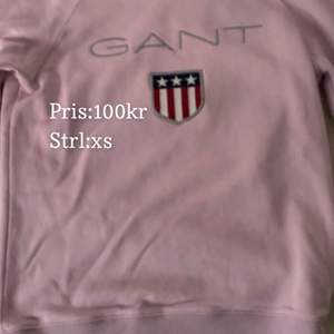 En fin baby rosa Gant sweatshirt i storlek Xs, är i god skick, har användts få gånger.