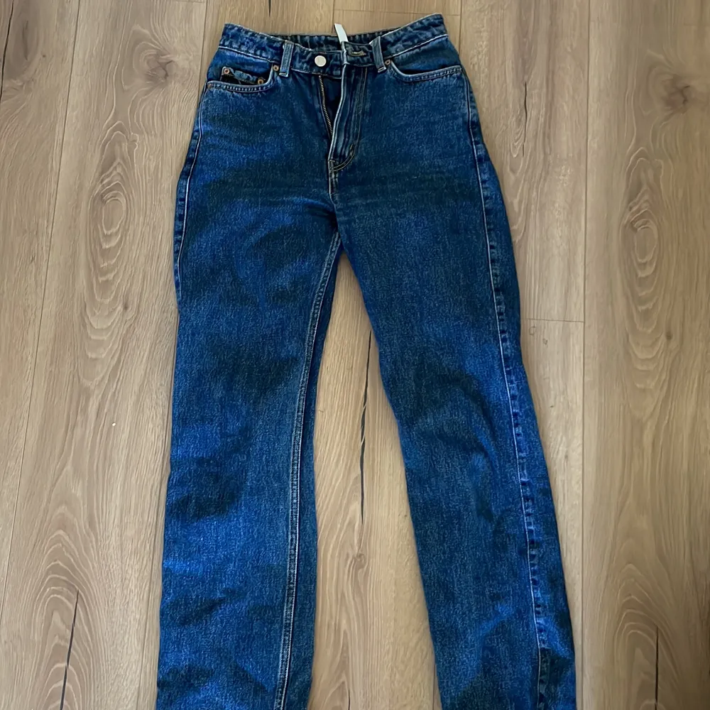 Mörkblå weekday jeans i modellen rowe. Storlek 24/32. Jag är 170 cm, så de är långa i benen. Gott skick, säljer för 250kr.. Jeans & Byxor.