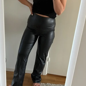 Svarta skinnbyxor  - Svarta raka skinnbyxor från Nelly i storlek S. Skulle säga att de passar i längden till nån som är ca 1.65 cm. 🤍🤗 i priset ingår frakten! 