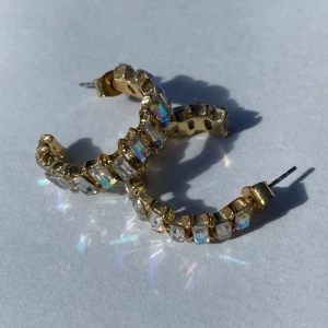 Örhängen - Drömmar från glitter, använd ksk 2 gånger, desinficeras självklart!🔗🪩🌟