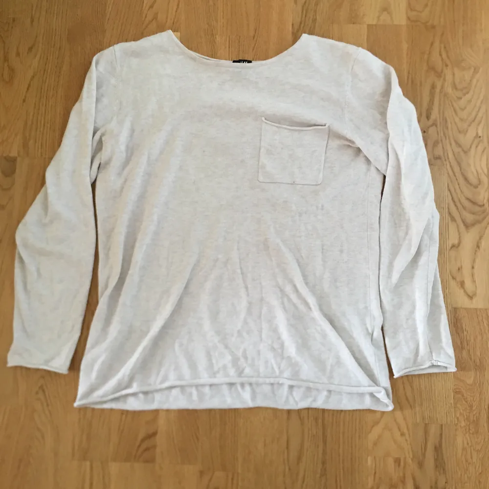 En långärmad T-shirt med ficka över ena bröstet. Bekväm att bara dra på sig och använt många gånger. Säljer för att den inte längre kommer till användning. Kan tvättas innan den skickas.. Tröjor & Koftor.