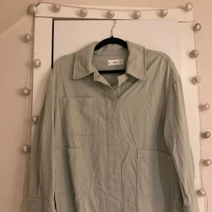 Grön jacka från Mango - En superfin grön jacka från Mango i storlek S, men den är oversize. Perfekt till sommarkvällar! 