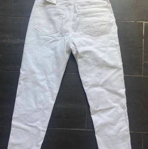 Oanvända jeans, pull & bear  - Oanvända mom jeans från pull & bear. Alla lappar är kvar. Tyvärr för små för mig, storlek 38, men skulle nog kunna fungera även på en som ofta använder 36/S. Nypris 259 kr. Har ingen bild på hur de sitter för får dessvärre inte på mig dem😅😅