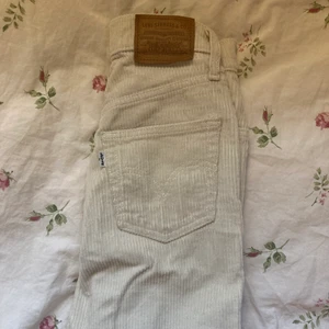 Levis manchesterbyxor  - Säljer mina jättefina Manchester byxor från Levis då de inte kommer till användning. De är cremevita och i modellen ribcage straight ankle. Dom är i storlek 23x27 och är i mycket bra skick. Nypris var ca 1200kr men säljer dom för 350kr. Tveka inte att skriva om du har någon fråga❤️