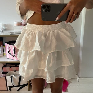 Vit kjol - Helt ny vit volang kjol, perfekt till sommaren men kommer tyvärr ej till användning 