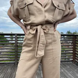 Beige jumpsuit från hm, använt 2 gånger, fint skick 👌 