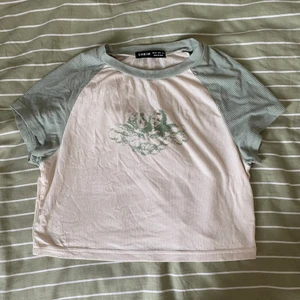 Croppad topp från Shein💗 - Croppad topp från Shein inspirerad av Brandy Melville💗 köpt för ungefär ett år sedan, aldrig använd💗 bra skick, frakt tillkommer