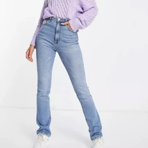 Blåa raka jeans  - Snygga blå jeans från asos med en rak modell. Jeansen är i storlek 36 och säljer på grund av att de är lite för små för mig. Har endast använt ett fåtal gånger.
