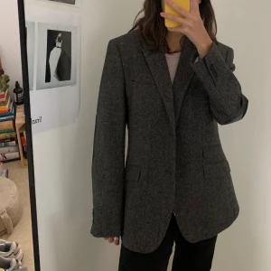 Grå Kavaj - Grå kavaj från bläck. Storlek står inte men men sitter snyggt overaize på mig som är strl. S och 170cm. Säljer för att den tyvärr inte kommer till användning, nyskick. 