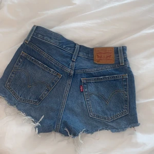 Levis 501  - Säljer mina fina knappt använda Levis schorts för dom är För små för mig tyvär