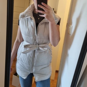 Ljusbeige väst - Lätt och skön väst i längre modell i storlek XS, men passar även S för den är lite oversize. Väldigt bra skick! 
