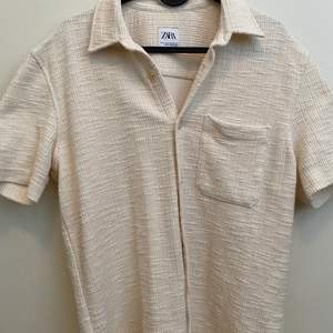 Vit oanvänd sommarskjorta från Zara. Strolek S. Ordinarie pris 399kr.