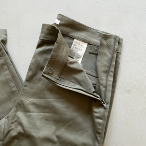 Kostymbyxor från H&M, storlek 38 - Gröna kostymbyxor från H&M Storlek 38 Knappt använda