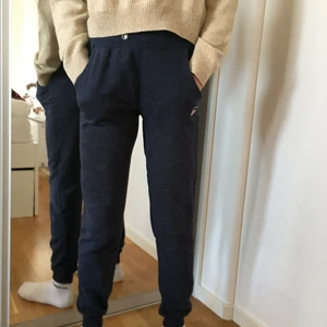Mjukisbyxor  - Marinblåa mjukisbyxor i storlek XS. Bekväma att ha på sig men säljer för att dom sitter för tajt för min egna känsla. 