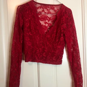 En sexig röd topp från newyorker - En röd topp använd två gånger säljer då den bara ligger i garderoben den passar för ca och s