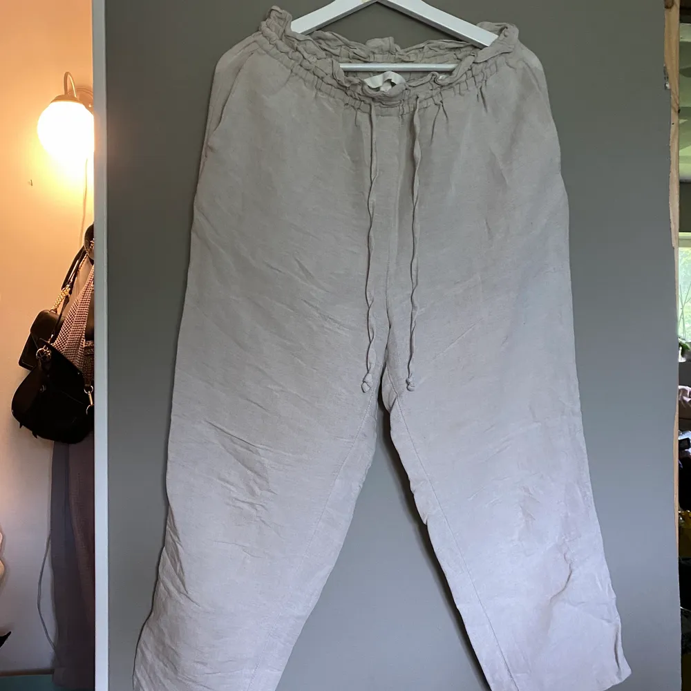 Linne byxor ifrån H&M, jätte sköna och lite högmidjade. Farkut & Housut.