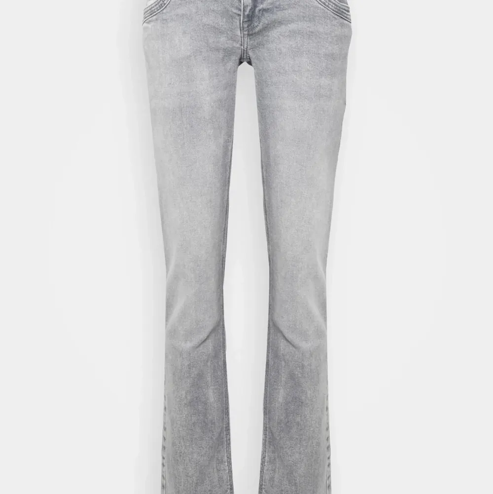 Säljer nu mina superfina gråa lågmidjade jeans från märket Ltb som köptes för någon månad sedan på zalando. Skriv för fler bilder och pris kan diskuteras💗. Jeans & Byxor.