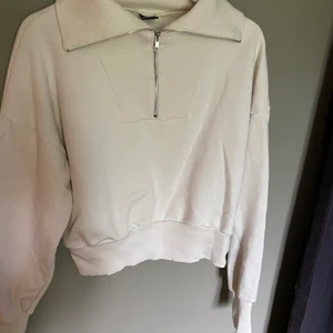 Fin jätte ljus beige - Jätte fin ljus beige tröja som även är fin till ljus jeans eller ha över klänning eller kjol! Tröjan är L men sitter som en S/M