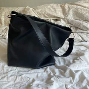 Säljer denna jättefina svarta väskan från carinwester den är i bra skick och endast använd ca 3 gånger. Man får plats med mycket och säljer pågrund av att den ej kommer till användning, köpt förra sommaren. köparen står för frakten!