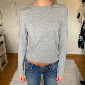 Weekday tröja, XS - Säljer denna snygga, simpla tröja från Weekday i storlek XS! Den är i bra skick. Kan mötas upp annars blir frakten 51💞⭐️