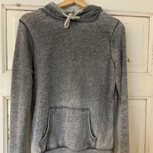 Hoodie  - Grå tunn hoodie från FBsister. Nopprig men annars felfri.  Storlek: S Pris: 30 + frakt 