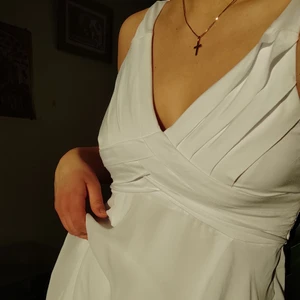 Sommarklänning - Fin vit klänning perfekt för skolavslutning, student, midsommar eller vardag! Använd en gång. Pris kan diskuteras vid snabb affär - kan skickas omgående.