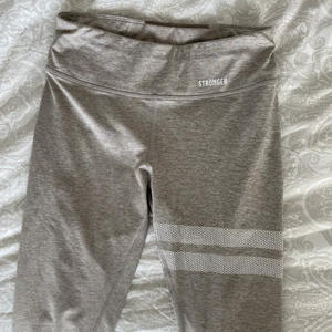 Träningstights, Stronger - Helt oanvända träningstights från Stronger. Jättefin beige färg. Köparen står för frakt 🥰 