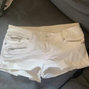 Coola shorts från mango med nitar, får ej användning för dom så därför säljs dom!