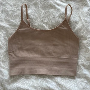 Sport-bh  - Beige sportbh. Använd fåtal gånger och i fint skick!! Jätteskön passform. Köparen står för frakt 