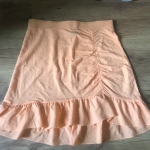 Super söt kjol - Kjolen är från GinaTricot och är i storlek L me skulle inte säga att den är rätt storlek, skulle säga att det är en S/M Max . Den är helt oandvänd bara testad 1 gång