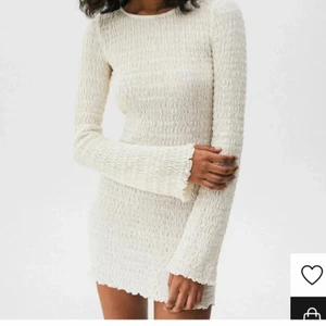 Klänninh - Säljer denna underbara klänningen från Pull&Bear då den helt enkelt inte kommit till användning! Lappar sitter kvar! Inte mina bilder, så hör av er vid intresse eller för fler bilder!