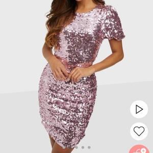 Glitterklänning från Nelly - Supersnygg Glitterklänning från Nelly med öppen rygg. Nypris 699kr. Använd endast 1 gång 