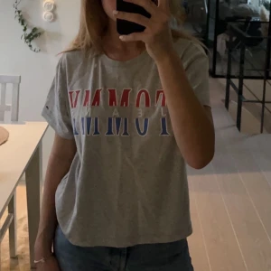 T-shirt från Tommy Hilfiger  - Grå t-shirt från Tommy Hilfiger, knappt använd och i fint skick