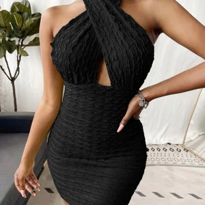 Svart klänning i storlek L men sitter mer som M - Svart klänning aldrig använd. Sitter exakt som å bilden, pm för fler bilder. 