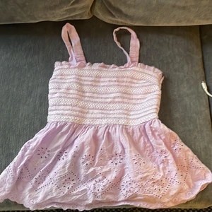 Lila sommar topp - Säljer denna jätte fina lila topp! Den är andvönd Max 2-3 ggr och i väldigt gott skick. Den är storlek ca men passar också S. Köpt för cirka 400 och säljer för 150.💕