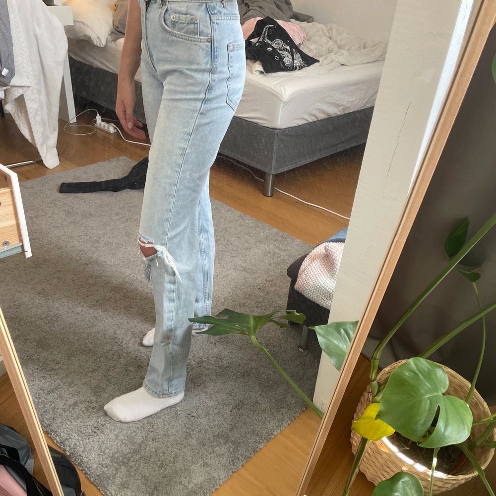 90s highwaist jeans från Gina tricot som är supersköna!! säljer då de inte kommer till användning längre, köparen står för frakten😊. Jeans & Byxor.