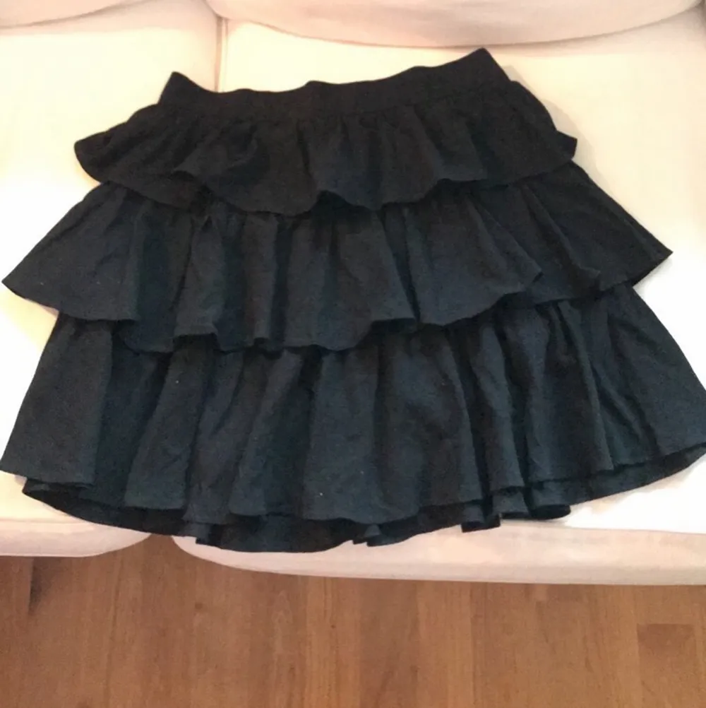 En svart kjol tidigare köpt på shein. Helt oanvänd eftersom att den tyvärr är för liten på mig. Dessutom i toppskick! . Kjolar.
