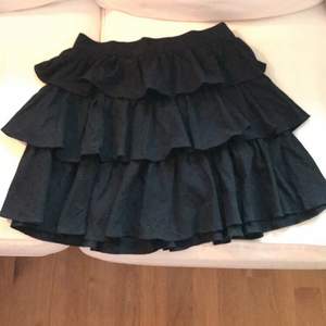En svart kjol tidigare köpt på shein. Helt oanvänd eftersom att den tyvärr är för liten på mig. Dessutom i toppskick! 