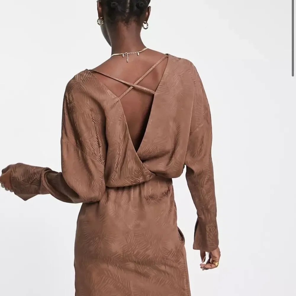 Jättefin klänning från ASOS DESIGN i brun färg med fint mönster. Använd en gång men var egentligen lite stor i storleken så tror att den hade passat någon annan bättre! ☺️ kan tänka mig sänkt pris vid snabb affär! . Klänningar.
