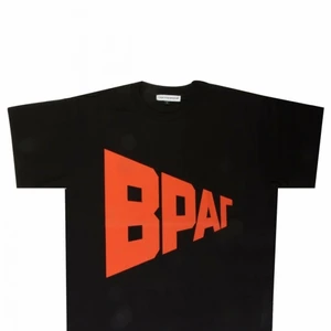 Gosha Rubchinskiy VRAG/ВРАГ/VLONE Tröja  - Storlek S. Aldrig använt, hängt i garderoben sedan köp från Dover Street Market (digitalt kvitto finns, 2018-07-14, 50£). Tillhörande det sista säsongsläppet från Gosha Rubchinskiy (nu Rassvet). Med "VRAG" skrivet i Ryska bokstäver (betyder: Enemy/Fiende) på framsidan av tröjan. VLONE inspirerad. 
