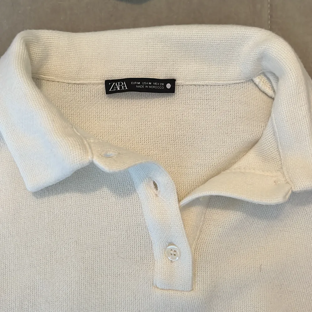 Väldigt skön tröja med krage och knappar från Zara. I storlek M men skulle säga att den passar xs och s också.. Tröjor & Koftor.