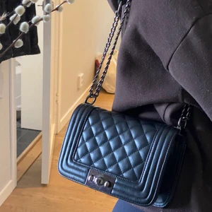 Handväska - Superfin handväska från ginatricot som inte kommer till användning ❣️ väldigt lite använd, så inprincip nyskick🥰 köpare står för frakt 💕